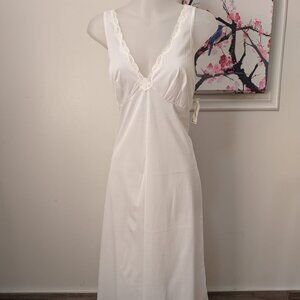 Vintage French Maid White Full Slip Made in Canada Size 36 NOS See Spot